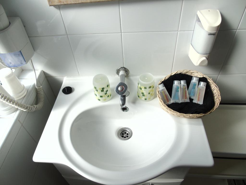 Hostal Aribau Barcelona Zewnętrze zdjęcie